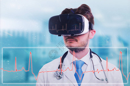 现代医疗配有虚拟现实护目镜观察未来屏图片