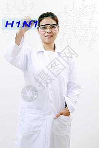 年轻女技术人员或亚洲女科学家在白色背景下工作生物实验室和科学图片