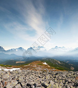 白天的山景夏季美丽的自然景观图片