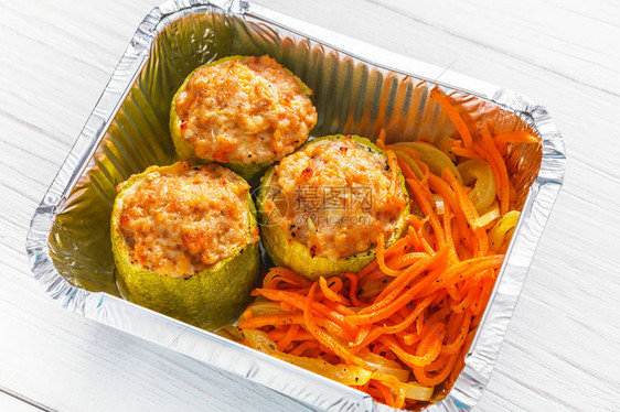 健康食品交付特写饮食概念带走健身餐铝箔盒中的午餐白木上酿西葫芦图片