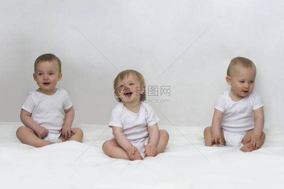 白人背景的儿童群体坐着笑图片