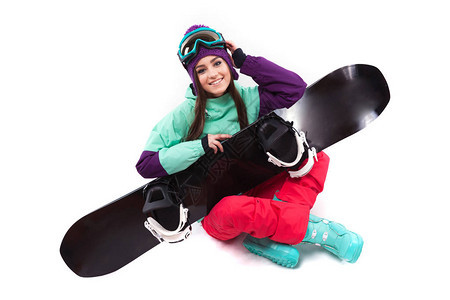 身穿紫色滑雪服红色长裤蓝色雪地靴和紫色羊毛帽的白人迷高加索女孩与世隔绝背景图片