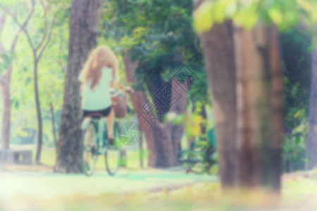 通过在户外公园的自行车道上骑自行车锻炼健康运动图片