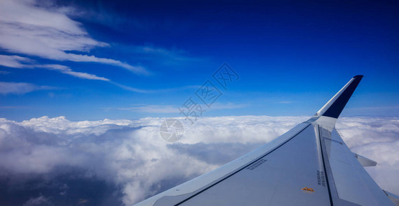 蓝天背景下云层上飞机的翼图片