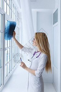 年轻的女医生在医院看X光片保图片