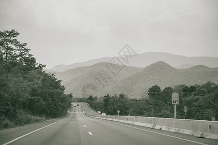 直长的公路以两色拍摄农村烟背景图片