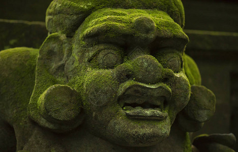 描绘恶魔神灵和巴厘岛神话灵的雕像和雕刻猴神猴子森林图片