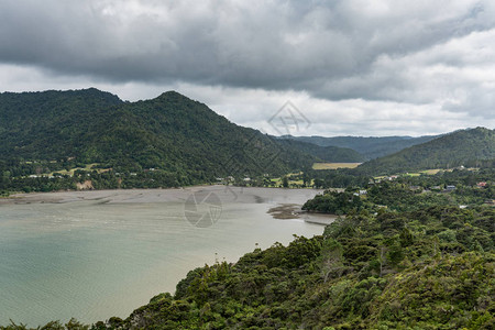 Huia湾深端有泥滩和山丘图片