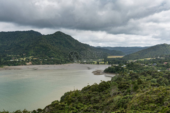 Huia湾深端有泥滩和山丘图片