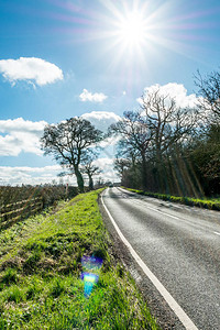 空荡的英国乡间小路阳光明媚的一天视图图片