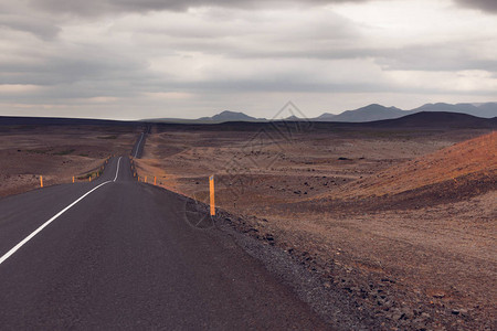 穿越冰岛地貌的无尽高速图片