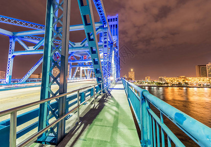 佛罗里达州杰克逊维尔市夜里从桥上图片