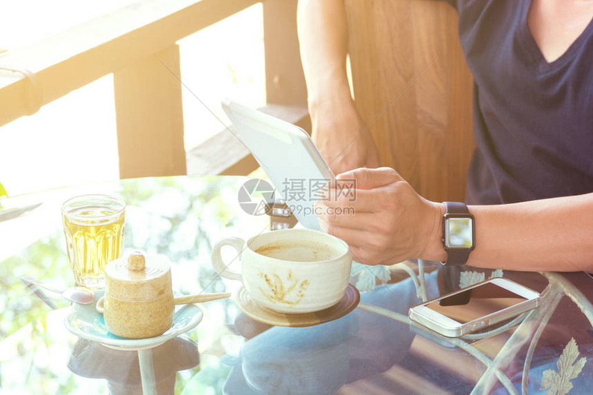商人或男手在咖啡店咖啡馆或餐厅使用带咖啡的无线智能手机作为具有现代生活方式概念的技术添加到此图片