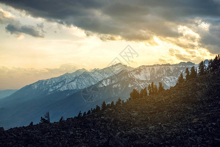山的春天景观的全景视图覆盖着最后的雪在一点雾和天空在日落极端旅游图片