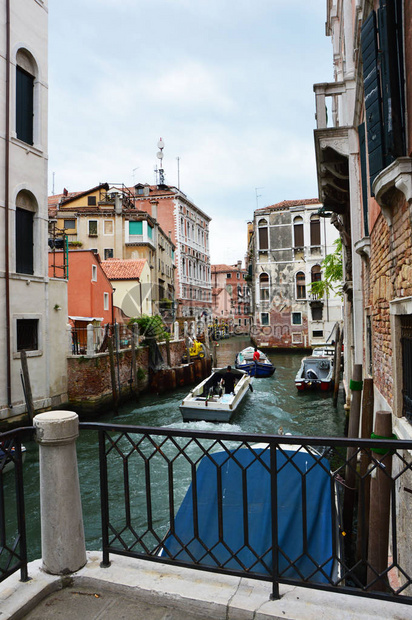 从阳台上欣赏威尼斯运河的壮丽景色图片