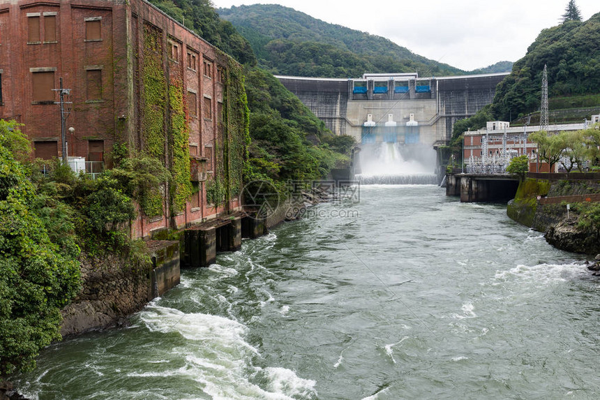日本大坝泄水图片