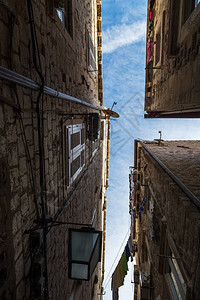 在Dubrovnik的一条狭小图片