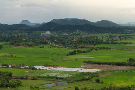 泰国乡村城市风景和蓝色天空下摩托但风暴即将到来图片