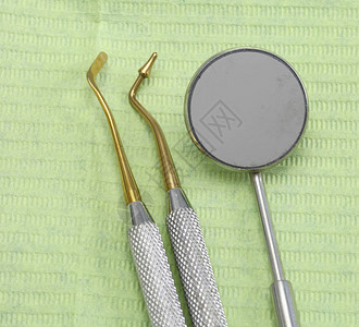 用于牙齿清洁和龋齿检查的三种牙科工具以及专业牙科诊所图片