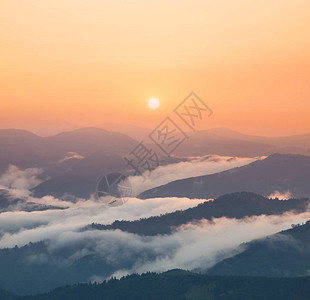 日出时的山地谷图片