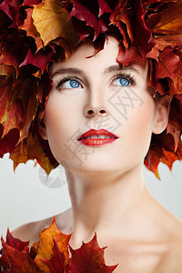 美丽女子的秋天肖像红瀑布花岗树留下悲图片