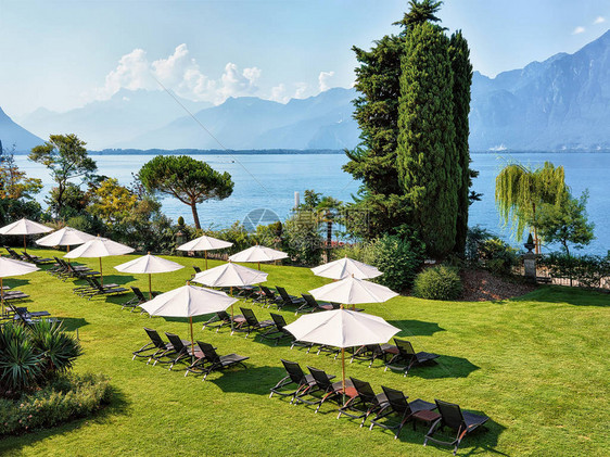 位于瑞士沃德州蒙特勒市日内瓦湖的一家旅馆花园图片