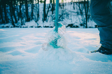 冬天钓鱼下大雪图片