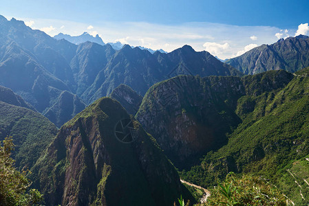 阳光明媚的日子里美丽的山景秘鲁的山峰图片