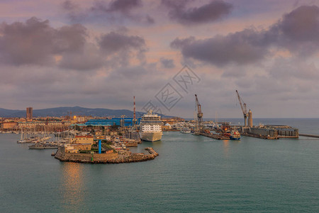 意大利沃诺港口码头起重图片