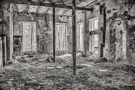 俄罗斯莫科地区森林的旧废弃工厂建筑图片