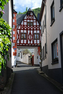 德国爱迪格尔莫塞尔的老旧历史街图片