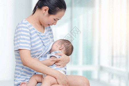 女人母乳喂养她的孩子背景图片