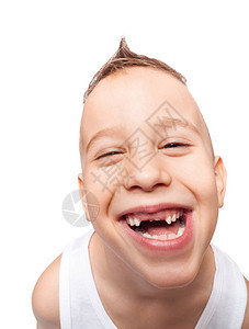 带着可爱的无牙笑容的男孩用宽角度镜片在孤立图片