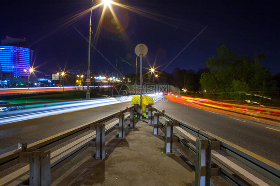 夜间有汽车灯光路图片