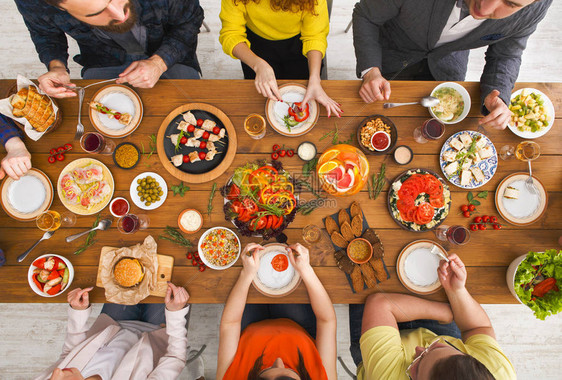 人们吃健康餐服务的表晚餐聚会图片
