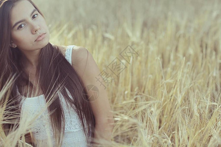 夏季小麦田的青春美图片