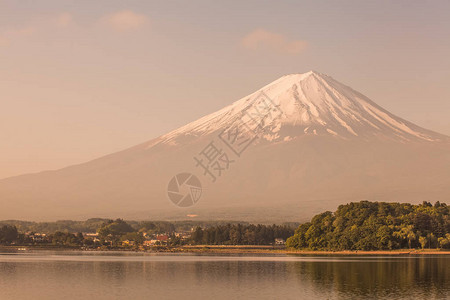 春季的河口湖和富士山图片