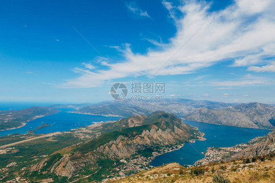 从高处看科托尔湾从洛夫琴山到海湾的景色从洛夫琴山的观景台往下看黑山的脉和海湾科托尔老图片