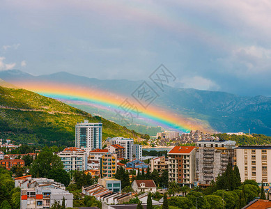 黑山布德瓦市上空的彩虹图片