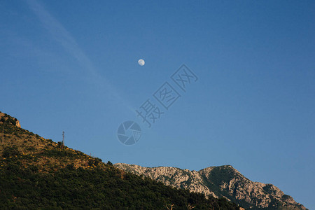 黑山上的月亮图片