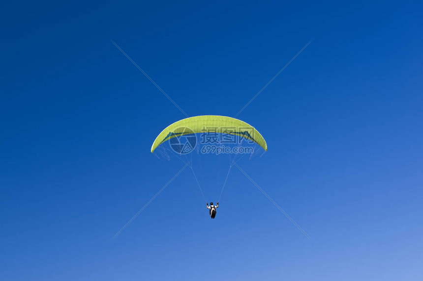 蓝天下的滑翔伞运动图片
