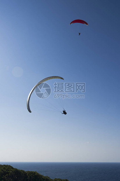 蓝天上的滑翔伞图片