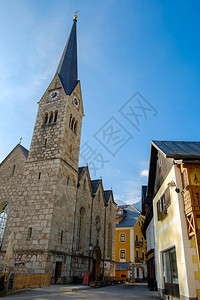 特写奥地利哈尔施塔特镇的钟楼图片