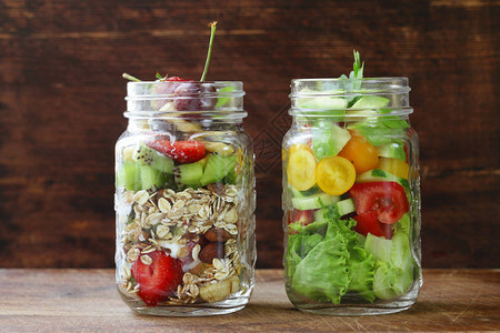 玻璃罐中的自制格兰诺拉麦片和蔬菜沙拉图片