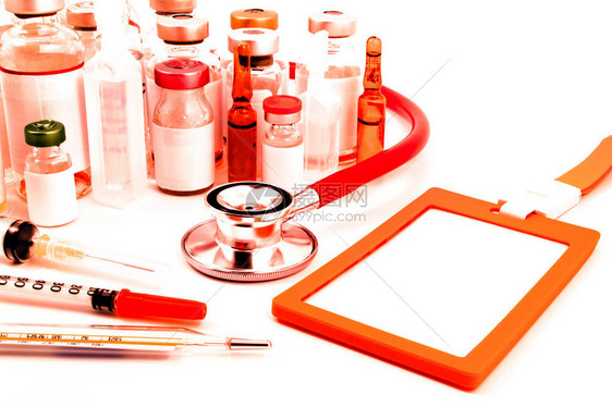 医用安瓿丸注射器和医生听诊器在实验室白色背景下的医生保图片