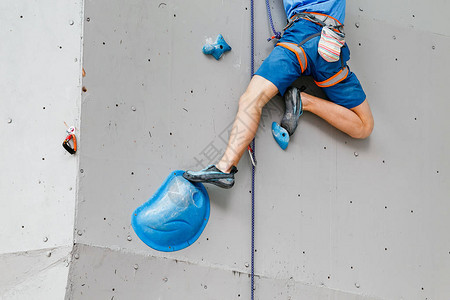男登山者在巨石健身墙上接受培训图片
