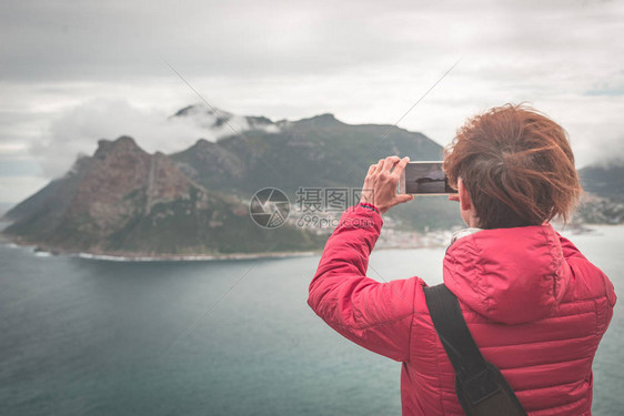 以智能手机拍摄南非大西洋海岸线开普敦风景的旅游者图片
