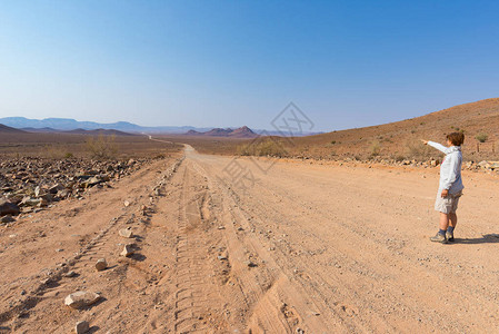在4x4公路上行走的旅游者穿越非洲纳米比亚风景优美的旅行目的地达马拉兰勃伯格大宗英雄之地Twyfelfontei图片