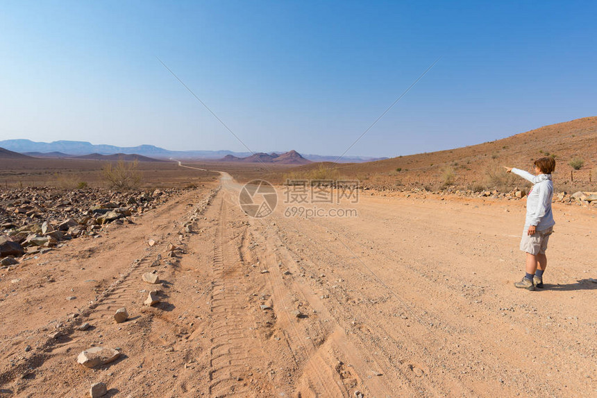 在4x4公路上行走的旅游者穿越非洲纳米比亚风景优美的旅行目的地达马拉兰勃伯格大宗英雄之地Twyfelfontei图片