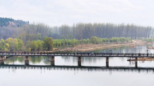 春季在长门格罗托特斯地区Yi河的Manshui桥图片
